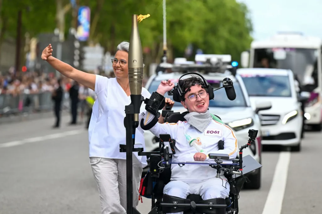 Pierre porte la flamme olympique avec son ORTHOPUS Supporter