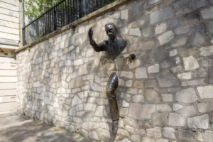 Statue du passe muraille, métaphore