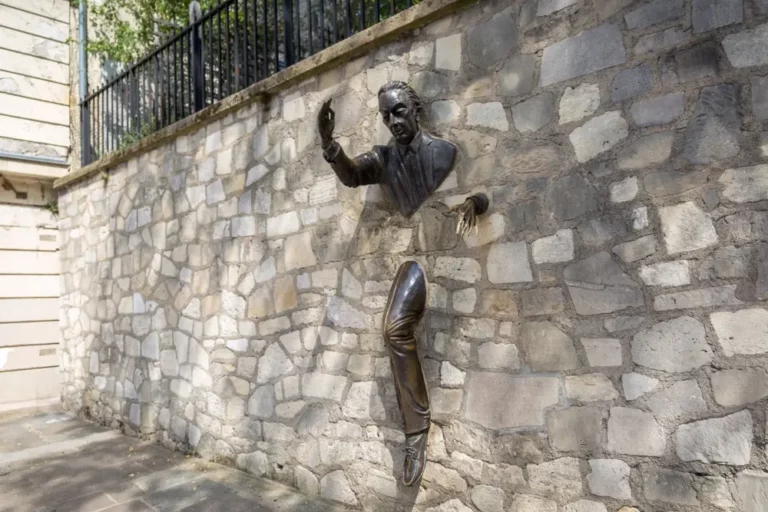 Statue du passe muraille, métaphore